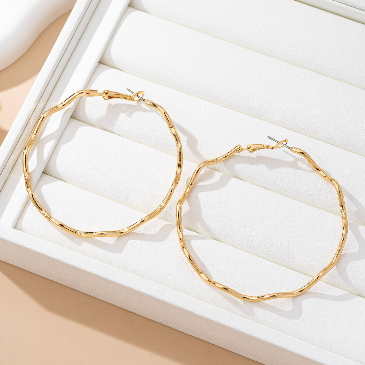 Oversized Hammered Gold Wavy Hoop Earrings | 80E61830