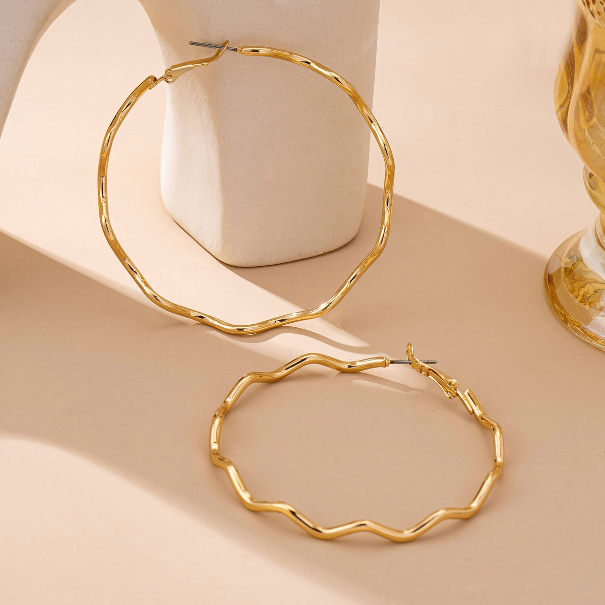 Oversized Hammered Gold Wavy Hoop Earrings | 80E61830