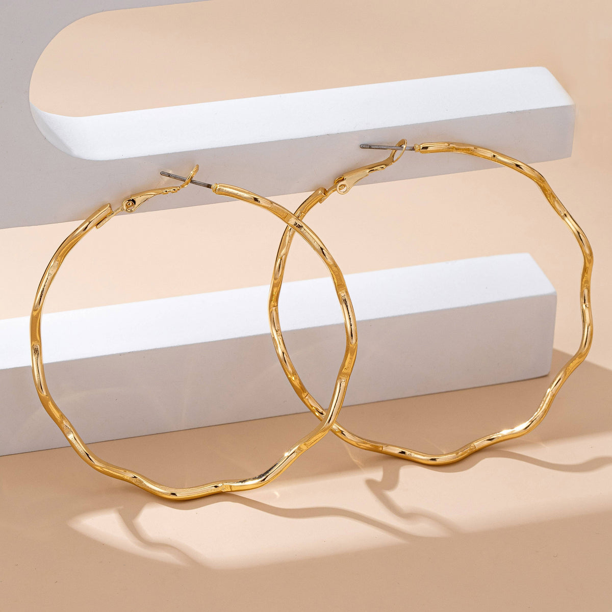 Oversized Hammered Gold Wavy Hoop Earrings | 80E61830